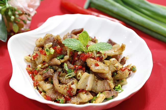 Ba chỉ xóc tỏi ớt thơm lừng, giòn tan, lạ mà quen, ăn là nghiện