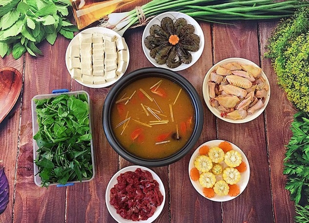 Cuối tuần đổi vị cho cả nhà với món lẩu gà lá chanh nóng hổi, thơm ngon !