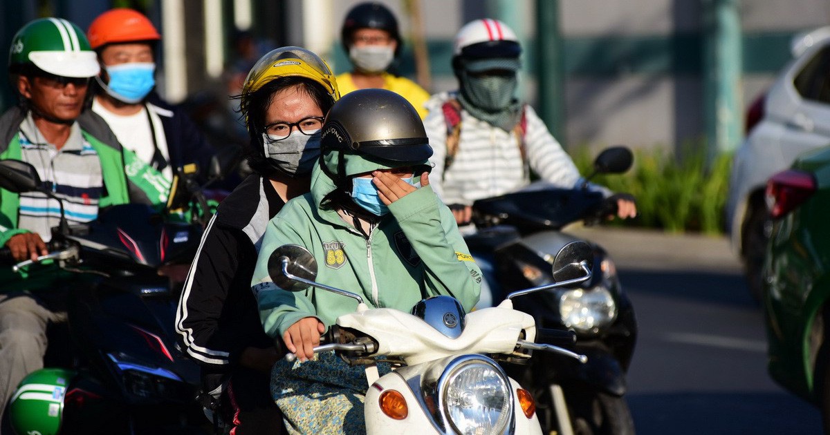 Cảnh báo nguy cơ hôn mê khi ra đường từ 12-16h vì nắng nóng