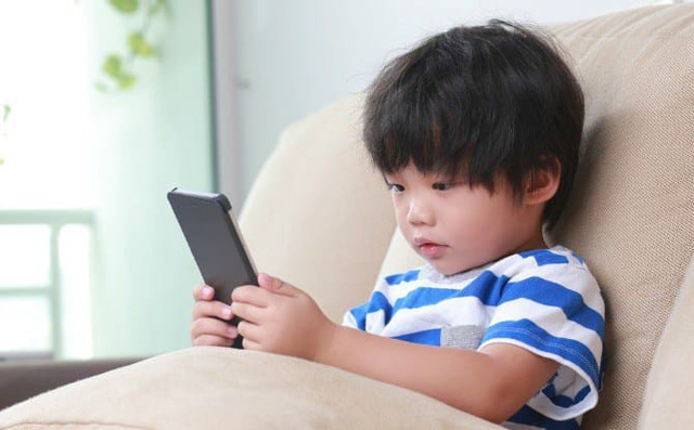 Loạt tuyệt chiêu cai nghiện điện thoại hay ho của các phụ huynh Tây, cha mẹ Việt rất nên tham khảo