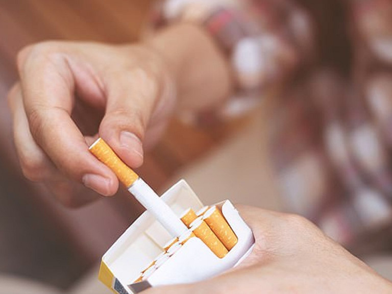 Hút thuốc làm tăng nguy cơ biến chứng khi nhiễm Covid-19