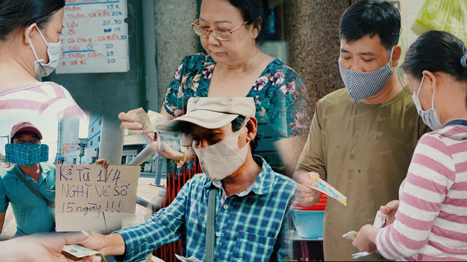 Vé số ngày cuối ngừng bán chống Covid-19: Ấm áp người Sài Gòn chung tay mua giúp người