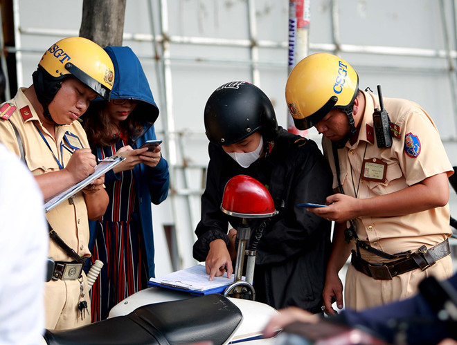 Không phát hiện lỗi, CSGT vẫn dừng xe kiểm tra: Giấy tờ công chứng, dễ bị phạt thêm