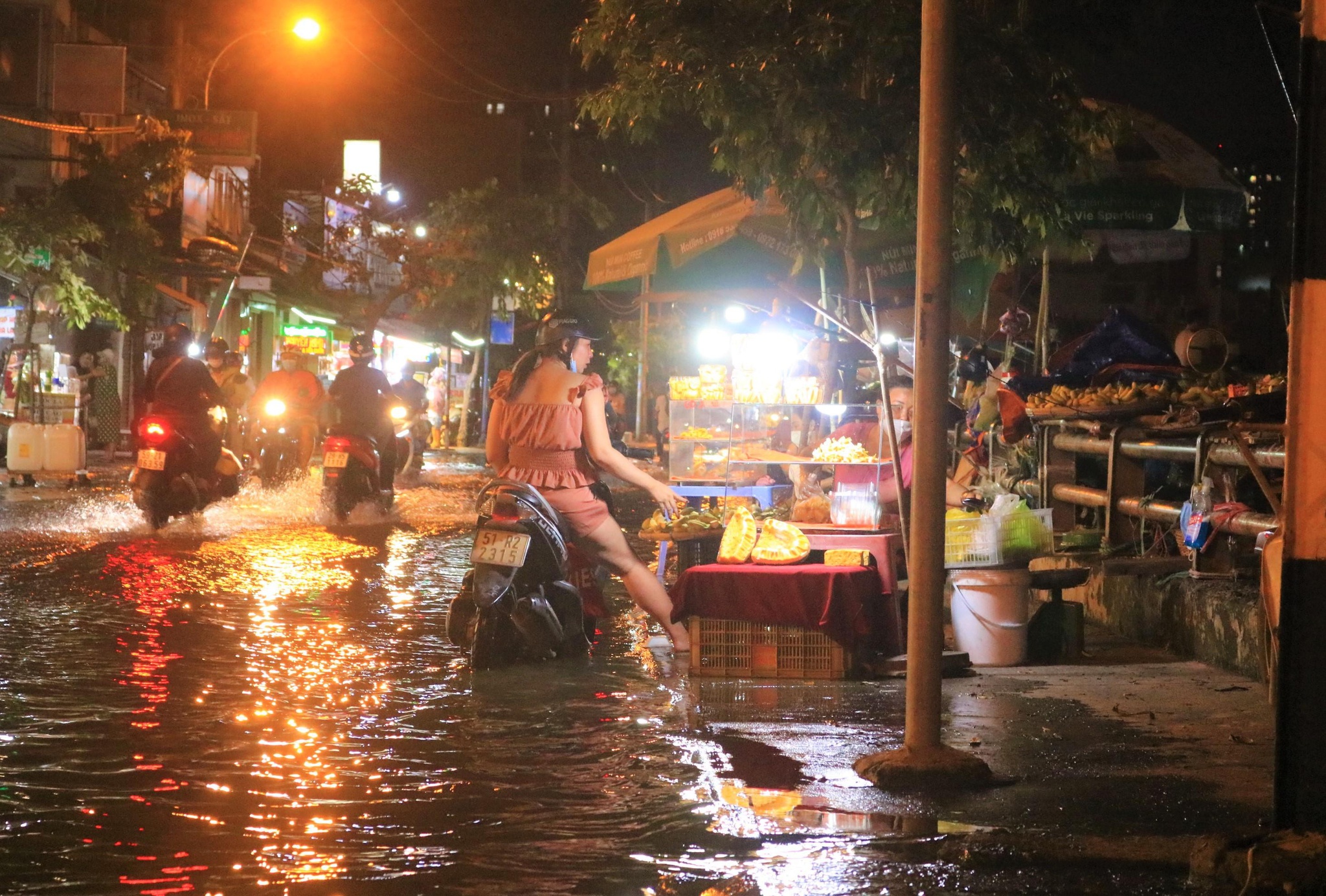 Người Sài Gòn mưu sinh giữa triều cường: ‘Dịch bán ế lắm rồi, ngập thê thảm luôn’